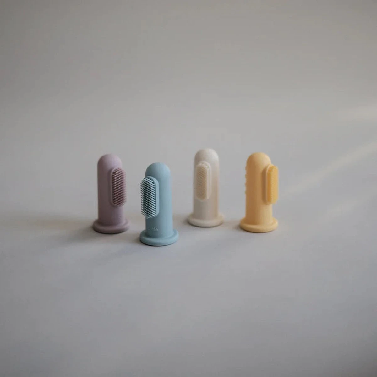 Mushie Finger Toothbrush Clay/Sand - Vingertandenborstel Baby - 2 Stuks Per Verpakking - Tandenborstel Siliconen 22 Mushie Finger Toothbrush Clay/Sand - Vingertandenborstel Baby - 2 Stuks Per Verpakking - Tandenborstel Siliconen - Afbeelding 20