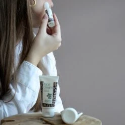 Australian Bodycare Spot Stick 9 Ml - Roll-on Stick Met Tea Tree Olie Tegen Mee-eters, Puistjes En Pukkels - Eerste Hulp Bij Opkomende Puistjes 19 Australian Bodycare Spot Stick 9 Ml - Roll-on Stick Met Tea Tree Olie Tegen Mee-eters, Puistjes En Pukkels - Eerste Hulp Bij Opkomende Puistjes -Verzorgingsproducten 1200x1200 2404