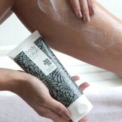 Australian Bodycare Body Lotion 200 Ml - Bodylotion Met Tea Tree Olie Verzorgt En Voorkomt Een Onzuivere En Droge Huid - Vermindert Vlekjes, Puistjes, Jeuk, Jeugdpuistjes, Lichaamsgeurtjes & Zweetvoeten - Geschikt Voor Vrouwen & Mannen -Verzorgingsproducten 1200x1200 764