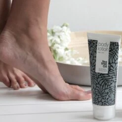 Australian Bodycare Body Lotion 200 Ml - Bodylotion Met Tea Tree Olie Verzorgt En Voorkomt Een Onzuivere En Droge Huid - Vermindert Vlekjes, Puistjes, Jeuk, Jeugdpuistjes, Lichaamsgeurtjes & Zweetvoeten - Geschikt Voor Vrouwen & Mannen -Verzorgingsproducten 1200x1200 766