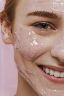 NIVEA Glow Bio Rijst Scrub - Bio Framboos Droge Gevoelige Huid - 75ml 11 NIVEA Glow Bio Rijst Scrub - Bio Framboos Droge Gevoelige Huid - 75ml -Verzorgingsproducten 799x1200 13