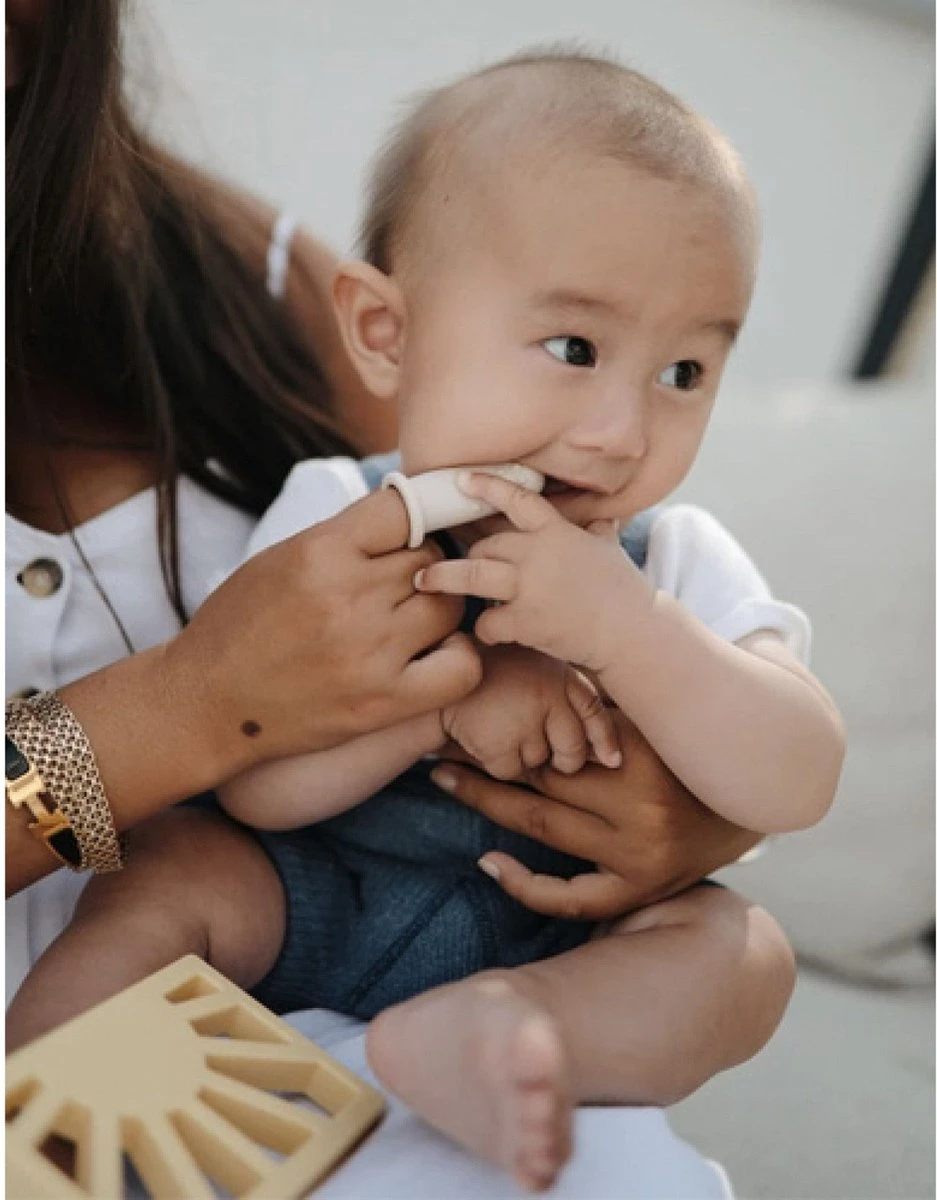 Mushie Finger Toothbrush Clay/Sand - Vingertandenborstel Baby - 2 Stuks Per Verpakking - Tandenborstel Siliconen 4 Mushie Finger Toothbrush Clay/Sand - Vingertandenborstel Baby - 2 Stuks Per Verpakking - Tandenborstel Siliconen - Afbeelding 2